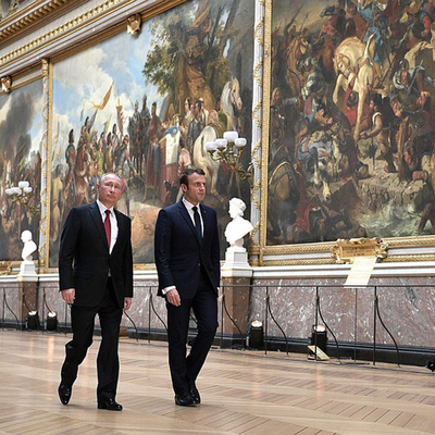 Main poutine macron versailles 7