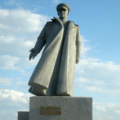 Main pamyatnik marshalu konevu v kirove byl privezen iz polskogo goroda krakova do 1991 goda monument naxodilsya imenno tam no vlasti polskogo goroda prinyali reshenie pamyatnik demontirovat