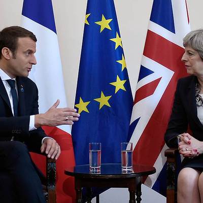 Main emmanuel makron i tereza mej