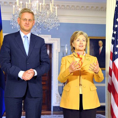 Main carl bildt and hillary clinton