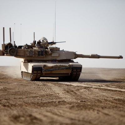 Main m1a1 abrams tank bronetexnika pustynya